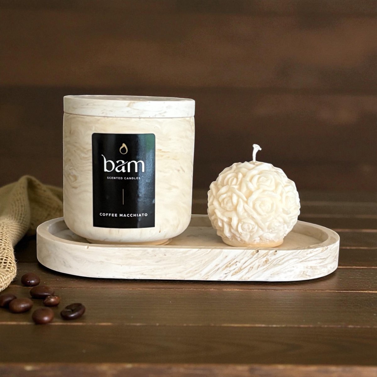 Bam Kaarsen Coffee Macchiato Geschenkset – Geurkaars 140 g – Handgemaakte Rozenkaars en Ovale Schaal – Beige Gemarmerd - geschenk