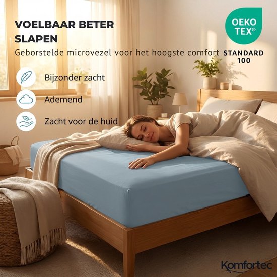 Een vrouw slaapt op een blauw hoeslaken. "Voelbaar beter slapen. Geborstelde microvezel voor het hoogste comfort."