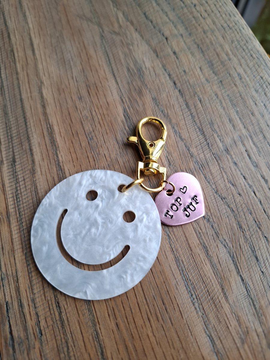 By_Evelien Sleutelhanger TOP JUF - Graveren - Smiley - Allerliefste Juf - Juffendag - Dans juf - Turn juf - Super juf - Kinderdagverblijf - Stage