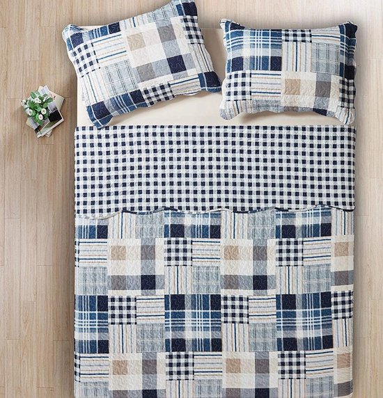 Top view van een bed met plaid dekbedovertrek, blauw/wit gingham deel bovenaan, en twee kussens.