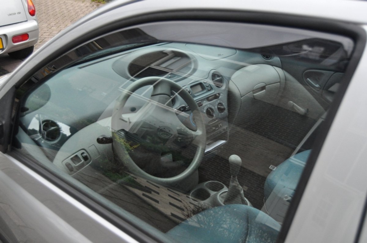 Zijwindschermen tbv Toyota Yaris (type P1) - 3 deurs model VANAF 1999-2006 getint merk Team Heko pasvorm raamspoilers