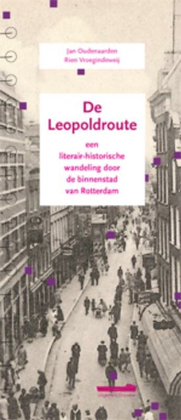Boekcover 'De Leopoldroute', een literair-historische wandeling door de binnenstad van Rotterdam. Een zwart-wit foto van een straat in Rotterdam met veel voetgangers.