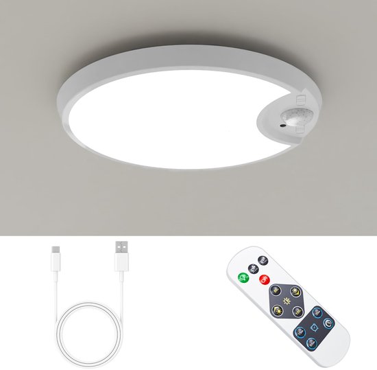 Witte, ronde LED-plafondlamp aan het plafond, met USB-oplaadkabel en afstandsbediening met knoppen.