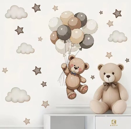 Lieve teddybeer met blauw strikje vliegt omhoog met ballonnen. Sterren en wolken versieren de muur.