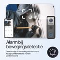Inbreker bij een deur, geframed door de camera van de Protectly deurbel. Alarm bij bewegingsdetectie.