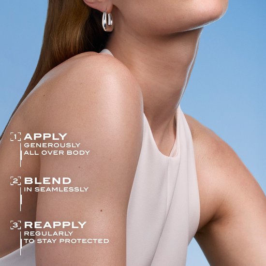 Dichtbij opname van een schouder en nek van een vrouw met grote zilveren oorbel. Tekst: Apply generously, Blend seamlessly, Reapply regularly.
