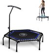 Zeshoekige fitness trampoline met grijpstang, blauwe rand, 140 cm breed. Een vrouw springt erop. Inzet: vrouw springt op trampoline.