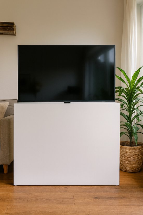 Witte tv-kast met een grote zwarte tv erop, in een woonkamer.