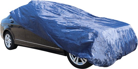 Donkerblauwe autohoes over een donkere sedan met zilverkleurige velgen.
