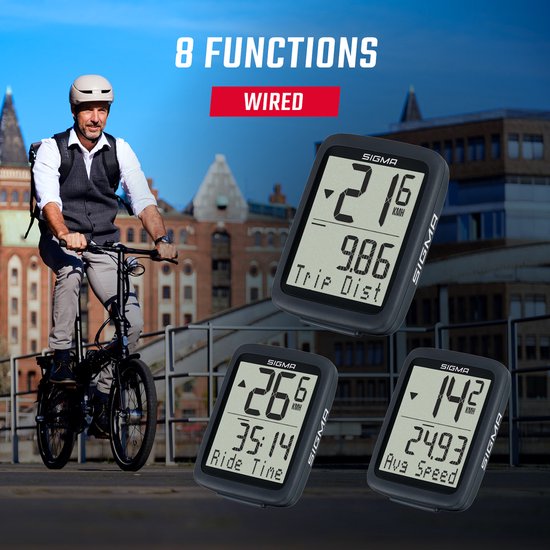 Een man met fietshelm op een vouwfiets, met drie zwarte Sigma fietscomputers. De computers tonen verschillende snelheden en rijdtijden.