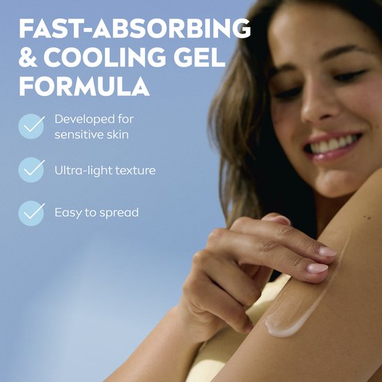 Vrouw met arm ingesmeerd met aftersun gel. Houdt de NIVEA SUN After Sun Sensitive tube vast. Tekst: 'FAST-ABSORBING & COOLING GEL FORMULA'.