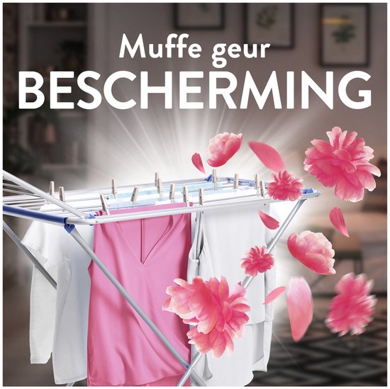 Witte en roze kleding hangt te drogen aan een droogrek, met bloesems en blaadjes die rondzweven. Tekst: "Muffe geur bescherming".