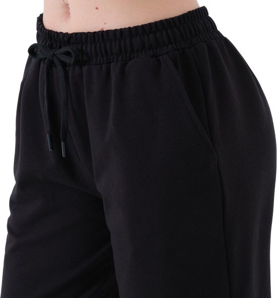Detailopname van de zwarte joggingbroek met elastische tailleband en trekkoord.