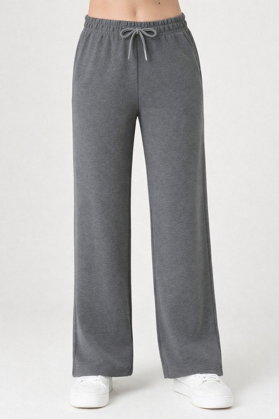 Vooraanzicht van een antraciet joggingbroek met grijze veters en steekzakken.