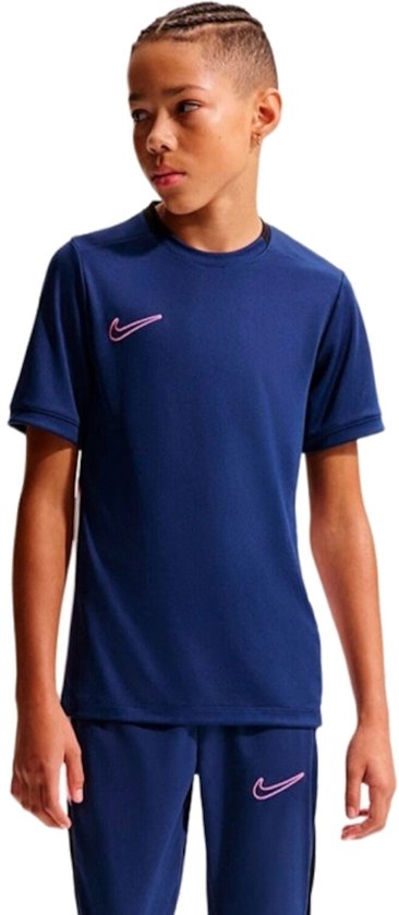 Jongens Nike Dri-FIT voetbalshirt in donkerblauw met roze Nike logo op borst en broek.