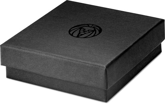 Zwarte geschenkdoos met een cirkelvormig logo met een leeuwenkop.