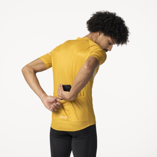 Man stopt telefoon in de achterzak van een geel fietsshirt met korte mouwen. AGU logo.