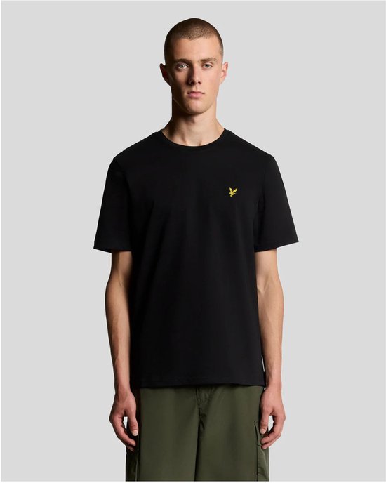 Homme, devant, t-shirt noir avec logo jaune, pantalon cargo vert olive