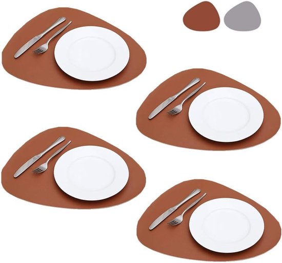 Ensemble de quatre sets de table triangulaires marron avec couverts et une assiette blanche. Deux sous-verres séparés (marron et gris) dans le coin.