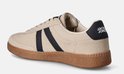 Crèmekleurige leren sneaker met zwarte strepen en 'Jack & Jones' logo op de hak.