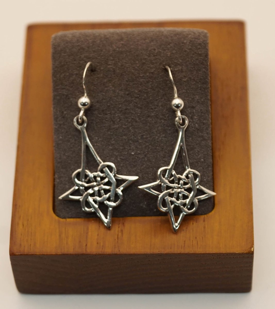 Zilveren keltische oorbellen knoop in ster vorm - leuke lange dames oorbellen - sierlijke vrouwelijke oorbellen van 925 zilver - oorbellen celtic stijl