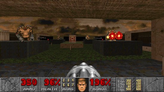 Eerste persoon perspectief in een kamer met groene grasvloer en vierkante verhoogde platforms, met monsters op de platforms.