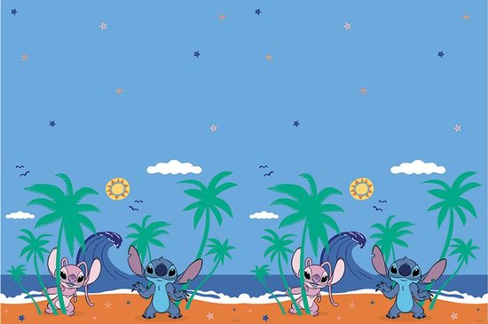 Een blauw tafelkleed met een tropisch strand tafereel met Stitch en Angel onder palmbomen met golven en sterren.