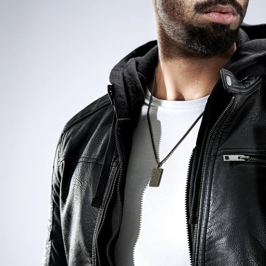 Man met zwarte leren jas, hoodie en witte t-shirt, draagt een gunmetal dogtag ketting.
