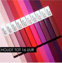 Rij Maybelline SuperStay Matte Ink lippenstiftverpakkingen in verschillende rode en paarse tinten.