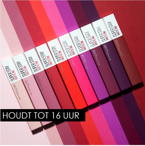 Rij Maybelline SuperStay Matte Ink lippenstiftverpakkingen in verschillende rode en paarse tinten.