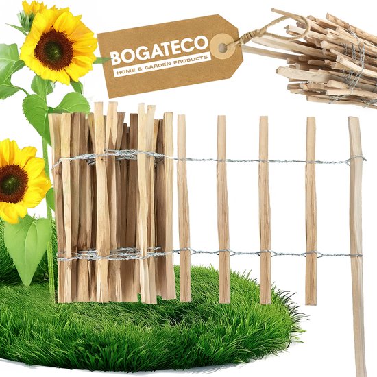 BOGATECO rolhek met houten palen, omringd door groene grasmat en zonnebloemen.