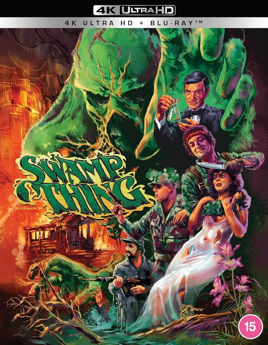 De cover van de "Swamp Thing" 4K Ultra HD + Blu-ray editie toont een groen monster dat een vrouw in een witte jurk vastgrijpt. Er zijn ook mannen in gevechtskleding en een man in een pak met een flesje.