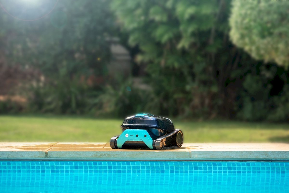 Dolphin Liberty 400 cordless pool robot