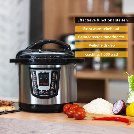 Authentieke Vegetarische Indonesische Nasi Goreng met ei en pinda