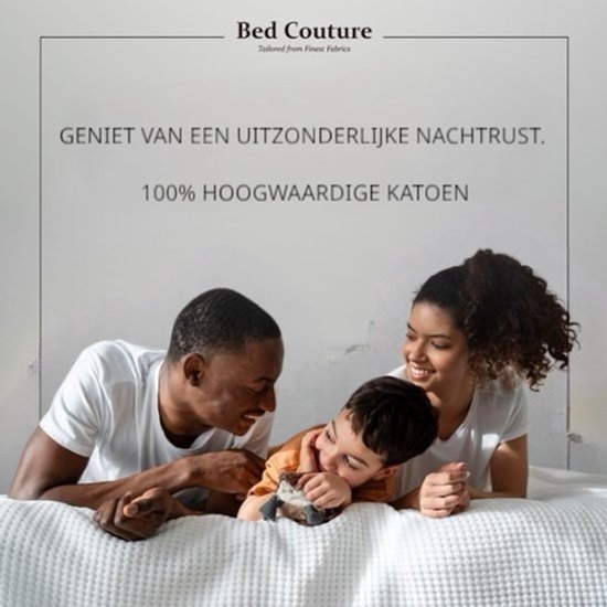Een gezin van drie: vader, moeder en zoon, lachend op een bed. Tekst: 'Geniet van een uitzonderlijke nachtrust. 100% hoogwaardige katoen.'