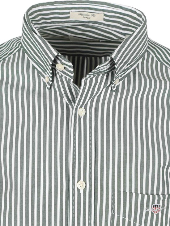 Detail van kraag en knopen van groene gestreepte blouse