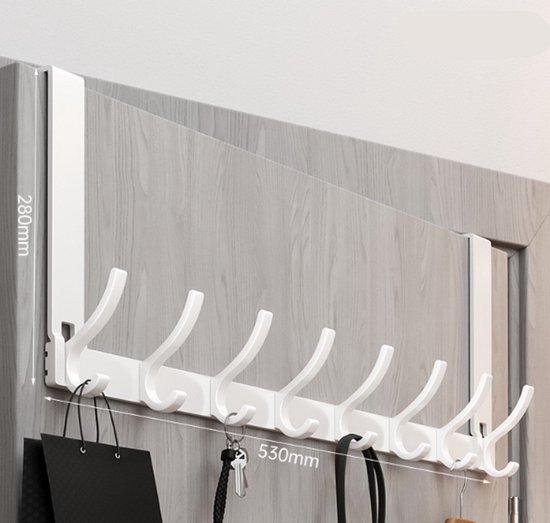 Witte deurkapstok met acht haken, 53 cm breed en 28 cm hoog, die aan een deur hangt.
