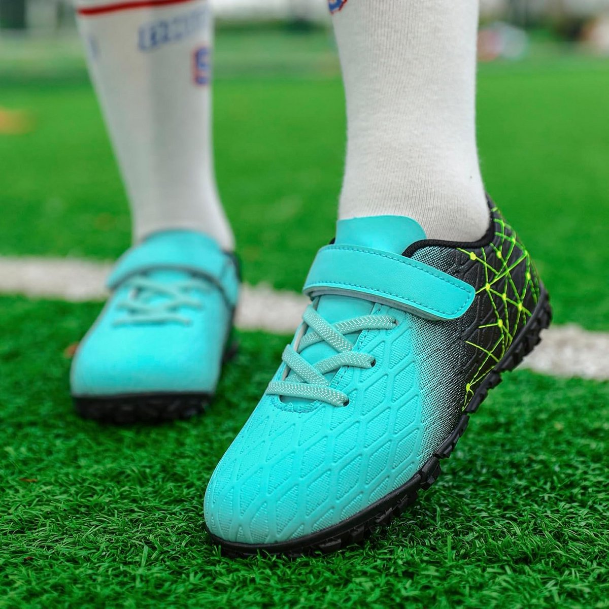 Lichtblauwe voetbalschoenen met lage noppen, antislip, ideaal voor kunstgras en binnen, perfect voor kinderen.