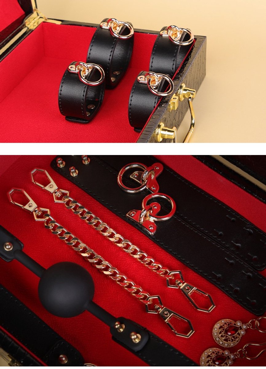 Dare to Undress – Fifty Shades of Grey – Luxe 8-delige BDSM Set met Opbergkoffer – Premium – BDSM Bondagesets - Valentijn Cadeau - Handboeien, Halsband, Masker, Gagbal & Zweep - Sex Toys voor Koppels - Seksspeeltjes voor mannen en vrouwen - Kinky