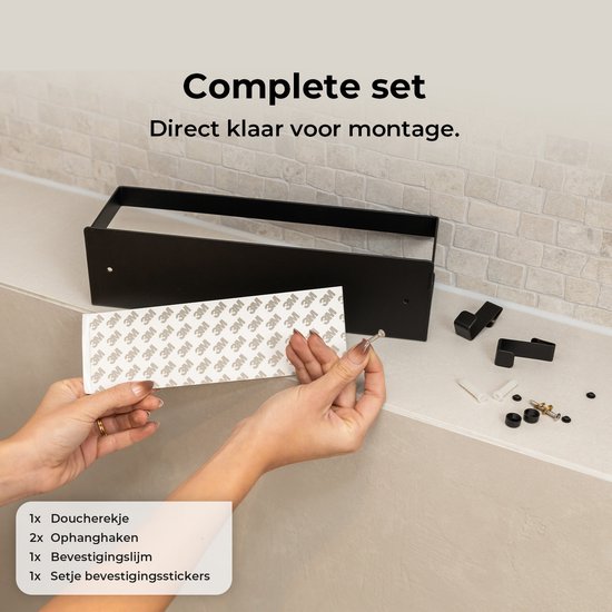 Onderdelen van zwart doucherek: rekje, ophanghaken, schroef, dubbelzijdig tape.