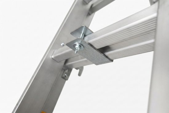 Gedetailleerde opname van metalen adapter en bout op de aluminium sporten van een ladder.
