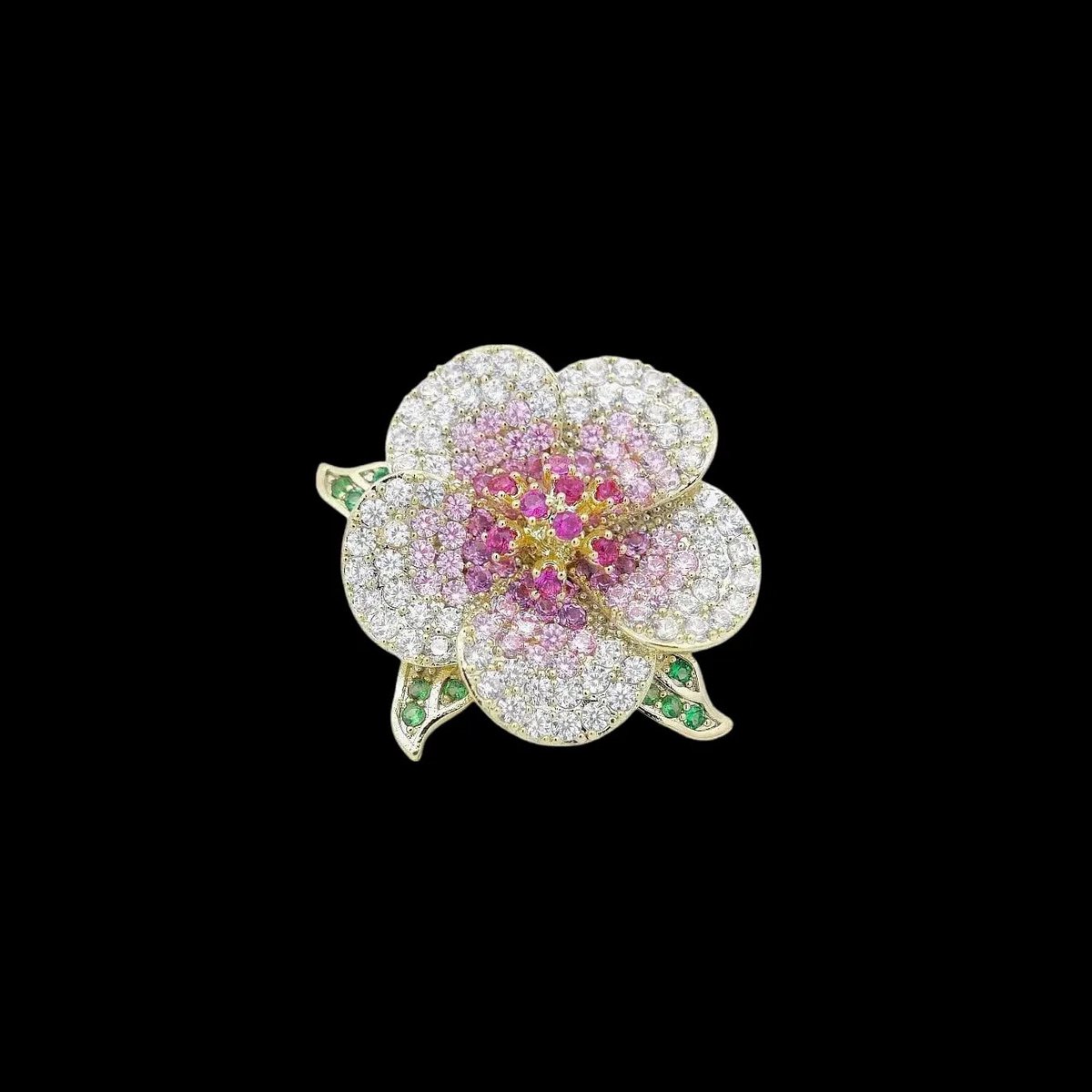 Victoria Valenza Goudkleurige Sakura Bloem Broche met Zirkonia Stenen - Broche - Goudkleurig - Sakura bloem broche - Zirkonia
