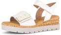 Witte plateau sandalen met klittenbandsluiting, gespdetail en kurk-look zool.
