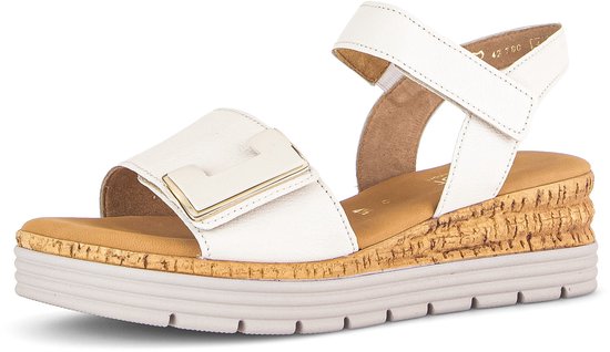 Witte plateau sandalen met klittenbandsluiting, gespdetail en kurk-look zool.