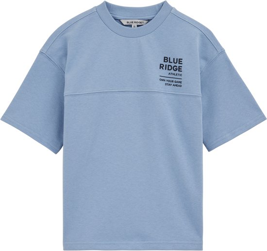 Lichtblauwe korte mouwen sweater met opdruk "BLUE RIDGE ATHLETIC OWN YOUR GAME STAY AHEAD" en een horizontale naad.