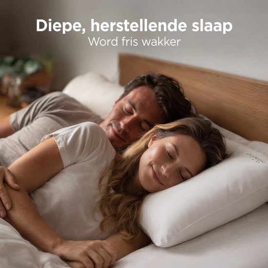 Man en vrouw slapen vredig op witte kussens. Tekst: Diepe, herstellende slaap. Word fris wakker.