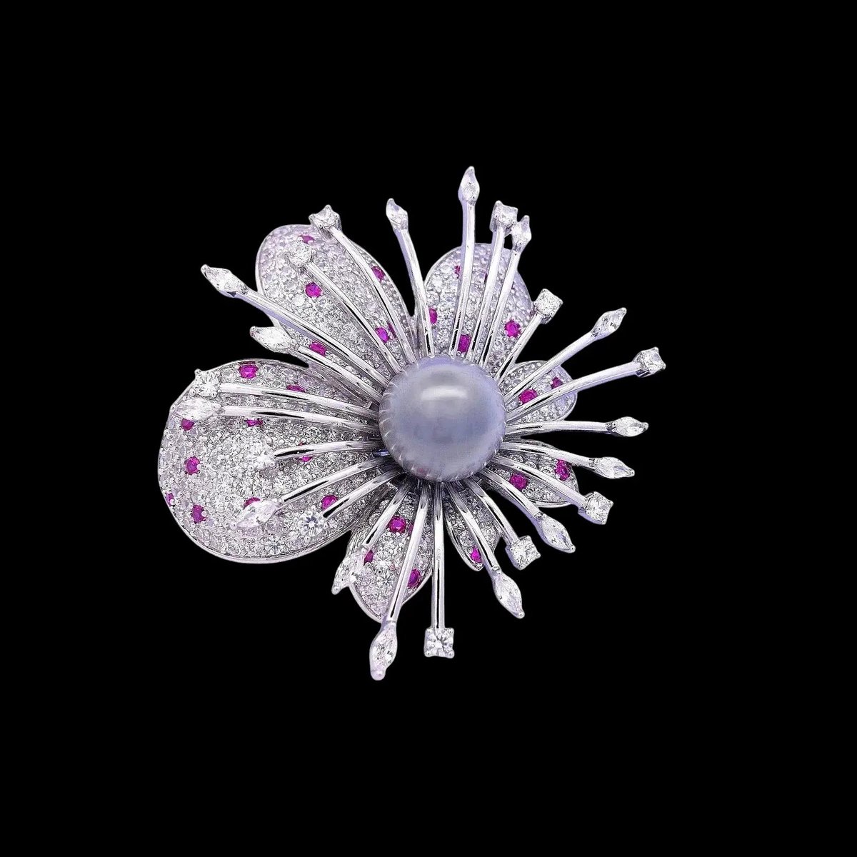 Victoria Valenza Zilverkleurige Passiebloem Broche en Hanger met Imitatieparel en Zirkonia - Broche - Zilverkleurig - Passiebloem broche - Zirkonia