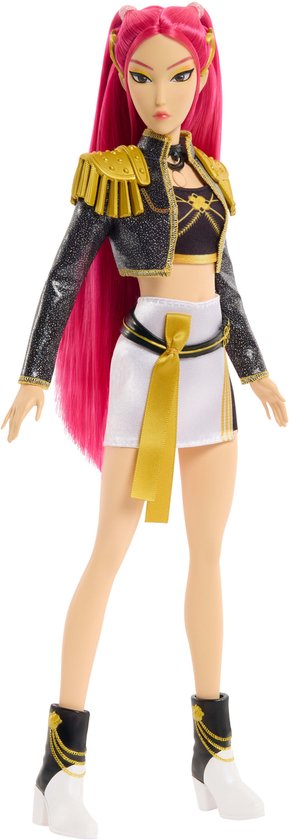 Poupée aux longs cheveux roses, veste noire à accents dorés, jupe blanche et bottes noires et blanches.