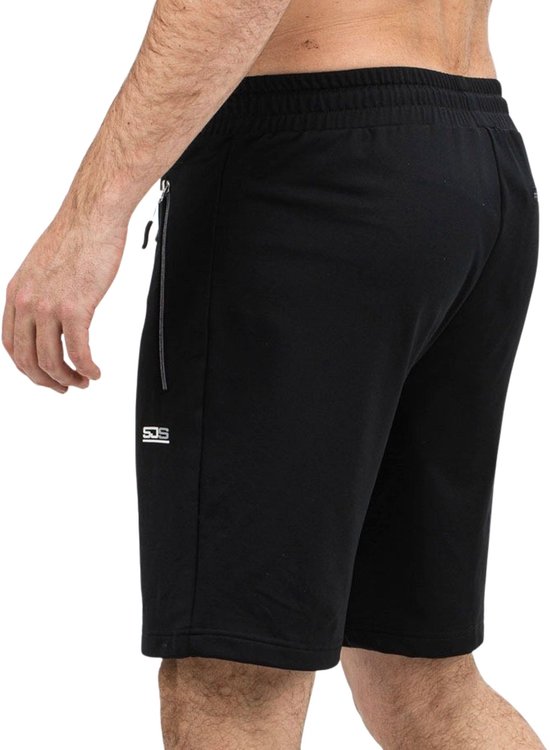 Zij-aanzicht van een zwarte korte sportbroek voor heren met ritszak en SJS-logo.