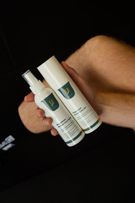 Handen houden een witte tube en een witte sprayfles vast. Beide met U-Sport logo en tekst 'Magnesium Muscle Care Gel/Spray'.